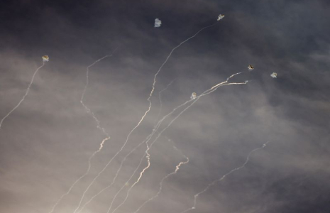 Le système de défense antimissile israélien Iron Dome intercepte des missiles en provenance du Liban