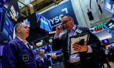 Des courtiers travaillent dans la salle des marchés de la Bourse de New York (NYSE), à New York
