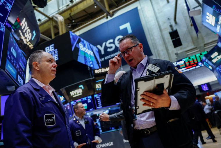Des courtiers travaillent dans la salle des marchés de la Bourse de New York (NYSE), à New York