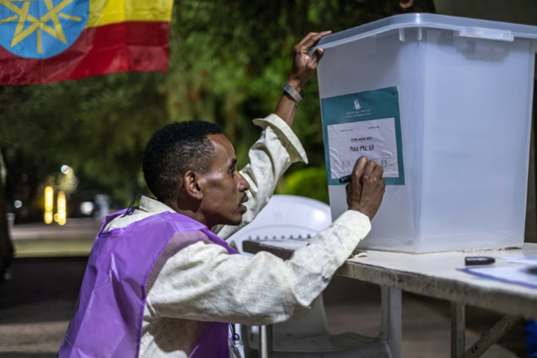 AUn membre du Conseil électoral national d'Éthiopie (NEBE) prépare du matériel de vote pour les élections législatives à Addis-Abeba, le 1er juin 2026 ( AFP / Marco Simoncelli )