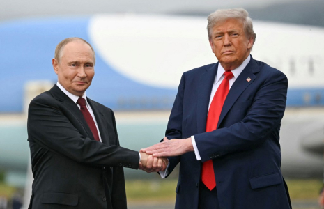 Vladimir Poutine et Donald Trump à Anchorage, aux États-Unis, le 15 août 2025. ( AFP / ANDREW CABALLERO-REYNOLDS )