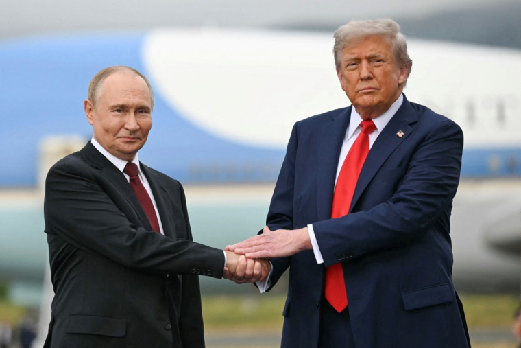 Vladimir Poutine et Donald Trump à Anchorage, aux États-Unis, le 15 août 2025. ( AFP / ANDREW CABALLERO-REYNOLDS )