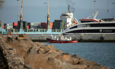 Un bateau-ambulance transportant des membres d'équipage en combinaisons de protection  retourne au port de Praia, après une visite à bord du bateau de croisière MV Hondius, au mouillage au large du port, le 5 mai 2026 au Cap-Vert ( AFP / - )