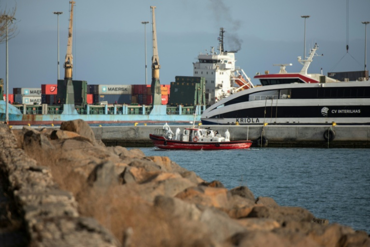Un bateau-ambulance transportant des membres d'équipage en combinaisons de protection  retourne au port de Praia, après une visite à bord du bateau de croisière MV Hondius, au mouillage au large du port, le 5 mai 2026 au Cap-Vert ( AFP / - )