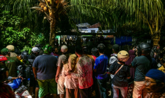 Des personnes regardent une opération de secours sur le site d'une école islamique mixte Al Khoziny qui s'est effondrée à 30 km de Surabaya, dans l'est de la grande île de Java, le 25 octobre 2025 ( AFP / Juni KRISWANTO )