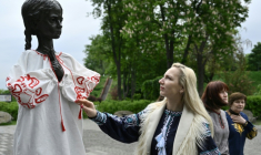 Sculpture à l'entrée du musée sur la Grande famine à Kiev, le 15 mai 2025 ( AFP / Genya SAVILOV )