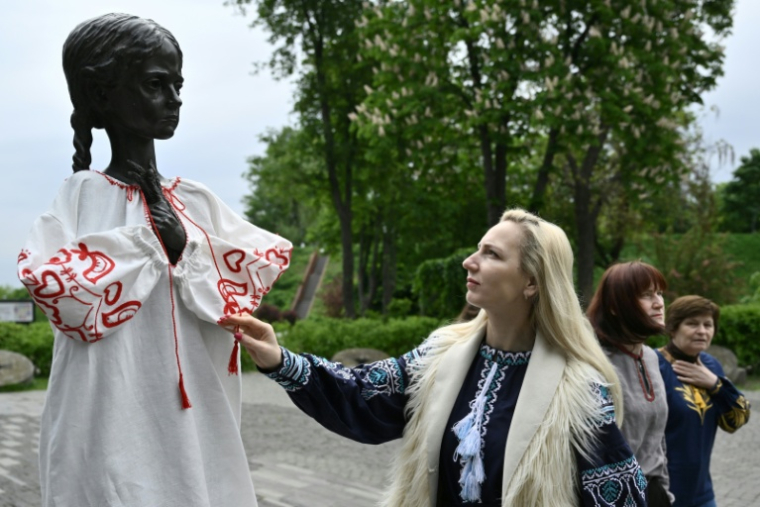 Sculpture à l'entrée du musée sur la Grande famine à Kiev, le 15 mai 2025 ( AFP / Genya SAVILOV )