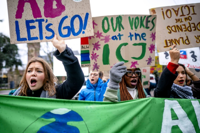 Des militants pour le climat manifestent devant la Cour internationale de justice à La Haye, aux Pays-Bas, le 2 décembre 2024 ( ANP / Lina Selg )