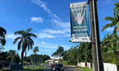 Une affiche de sensibilisation au VIH placardée le long d'une artère principale de Suva, aux Fidji, le 20 avril 2026 ( AFP / STR )
