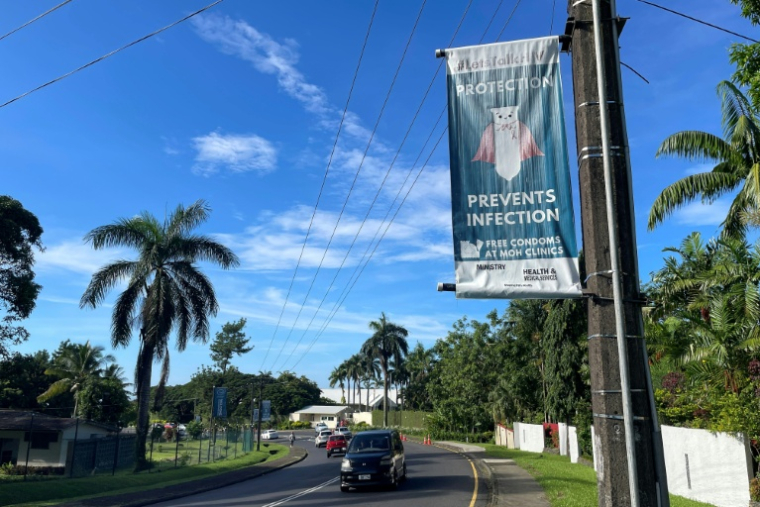 Une affiche de sensibilisation au VIH placardée le long d'une artère principale de Suva, aux Fidji, le 20 avril 2026 ( AFP / STR )