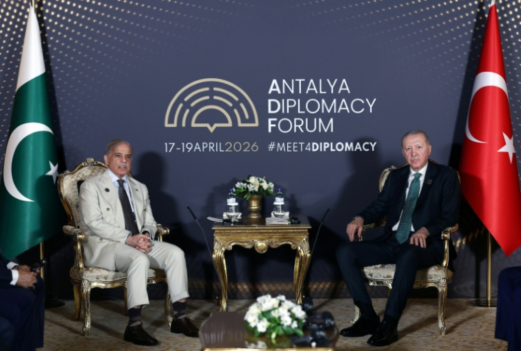 Photo diffusée par le service de presse de la présidence turque, le 17 avril 2026, montrant le président turc Recep Tayyip Erdogan (d) et le Premier ministre pakistanais, Shehbaz Sharif, lors de la cérémonie d'ouverture de la 5e édition du Forum diplomatique d'AntalyaKK ( Service de presse de la présidence turque / HANDOUT )