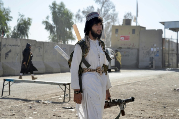 Un membre des forces de sécurité talibanes près de la frontière avec le Pakistan, où des combats ont eu lieu entre les talibans et les forces pakistanaises, le 15 octobre 2025 à Spin Boldak, dans le sud de l'Afghanistan ( AFP / Sanaullah SEIAM )