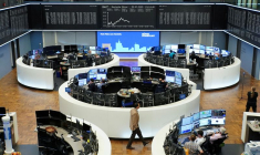 Le graphique de l'indice boursier allemand DAX est photographié à la bourse de Francfort