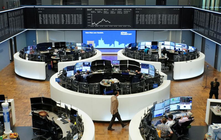 Le graphique de l'indice boursier allemand DAX est photographié à la bourse de Francfort