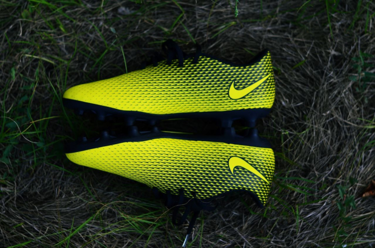 nike (crédit photo : Unsplash / Andrew Pvv )