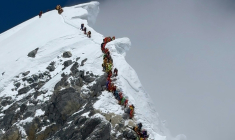 Des alpinistes gravissent une pente en file indienne pour atteindre le sommet de l’Everest, au Népal, le 20 mai 2026 ( AFP / Furte Sherpa )
