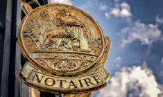 L'abattement de 100.000 euros pour les donations parents/enfants est au cœur du débat. (Pixabay / Tama66)