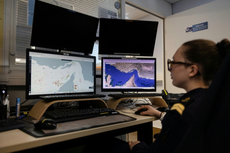 Une employée du centre de coopération et de sensibilisation maritimes internationales (MICA) regarde des écrans au MICA de Brest, le 27 avril 2026 dans le FinistèreSince the start of the war in the Middle East, triggered by Israeli-American strikes on Iran on February 28, 2026, this French centre of expertise in maritime security, attached to the French Navy, has been providing invaluable support to civilian vessels and crews stranded in the Persian Gulf. ( AFP / Fred TANNEAU )