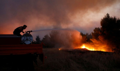 LA PÉRIPHÉRIE D'ATHÈNES EN ALERTE FACE À DES INCENDIES RAVAGEURS