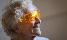 Dorothea Barron, 100 ans, vétérane britannique de la Seconde Guerre mondiale, lors d'un cours de yoga à la salle des fêtes de Harlow, le 31 mars 2025 au nord de Londres ( AFP / Adrian DENNIS )