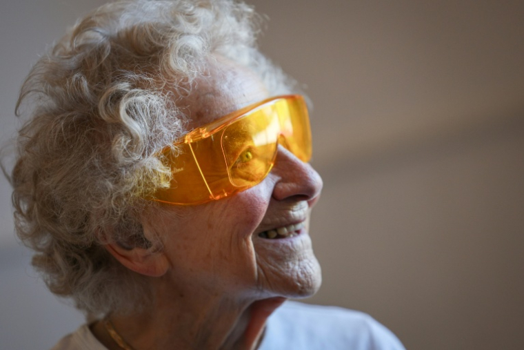 Dorothea Barron, 100 ans, vétérane britannique de la Seconde Guerre mondiale, lors d'un cours de yoga à la salle des fêtes de Harlow, le 31 mars 2025 au nord de Londres ( AFP / Adrian DENNIS )