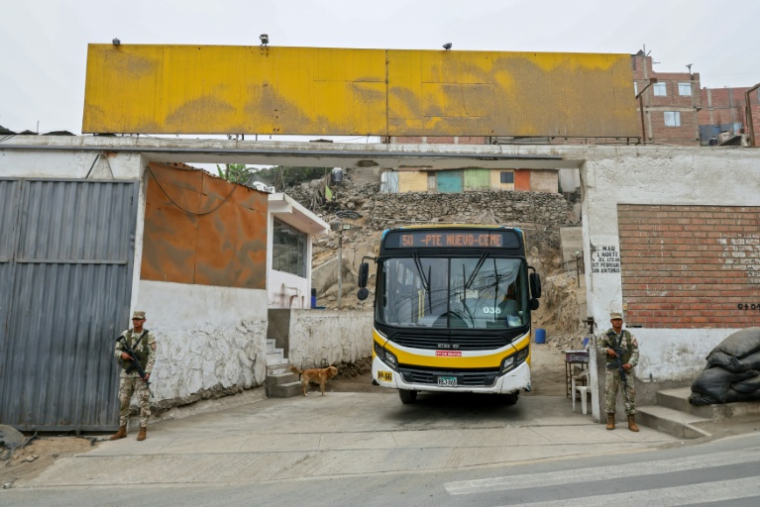 L'armée péruvienne garde l'entrée de l'entreprise de transport San Sebastian, plus connue sous le nom de "La 50", dans le district de San Juan de Lurigancho, à Lima, au Pérou, le 27 mai 2026 ( AFP / Connie FRANCE )