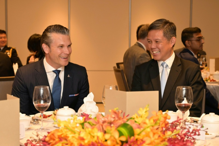 Photo diffusée le 29 mai 2026 par le ministère de la Défense de Singapour, montrant le ministre singapourien de la Défense, Chan Chun Sing (d) et le secrétaire américain à la Défense, Pete Hegseth, en marge du Sommet du Dialogue de Shangri-La à Singapour ( SINGAPORE'S MINISTRY OF DEFENCE / Handout )