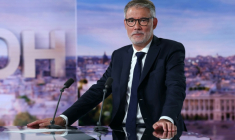Le premier secrétaire du Parti socialiste (PS), Olivier Faure, sur le plateau du 20H de TF1 pour annoncer sa candidature à la primaire de la gauche pour l'élection présidentielle de 2027, le 30 août 2026 à Boulogne-Billancourt, près de Paris  ( AFP / Thomas SAMSON )