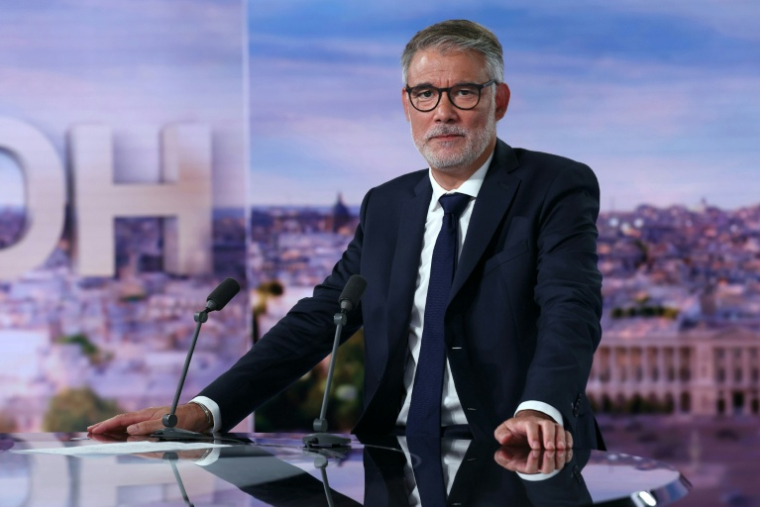 Le premier secrétaire du Parti socialiste (PS), Olivier Faure, sur le plateau du 20H de TF1 pour annoncer sa candidature à la primaire de la gauche pour l'élection présidentielle de 2027, le 30 août 2026 à Boulogne-Billancourt, près de Paris  ( AFP / Thomas SAMSON )