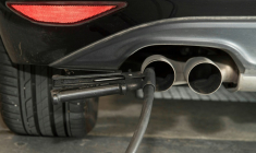 Un tuyau pour test d'émission fixé dans le pot d'échappement d'une voiture diesel à Ludwigsburg, dans le sud-ouest de l'Allemagne, le 7 août 2017 ( AFP / THOMAS KIENZLE )