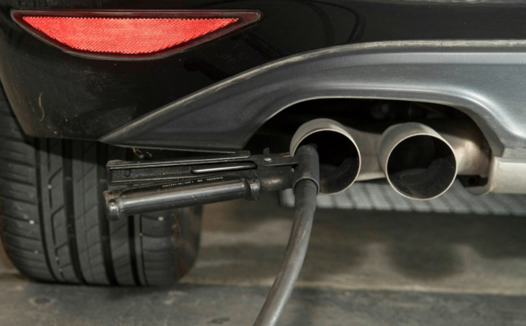 Un tuyau pour test d'émission fixé dans le pot d'échappement d'une voiture diesel à Ludwigsburg, dans le sud-ouest de l'Allemagne, le 7 août 2017 ( AFP / THOMAS KIENZLE )