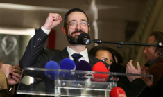 David Guiraud, candidat de La France Insoumise (LFI) à la mairie de Roubaix, célèbre sa victoire au second tour à Roubaix, le 22 mars 2026 ( AFP / Francois LO PRESTI )