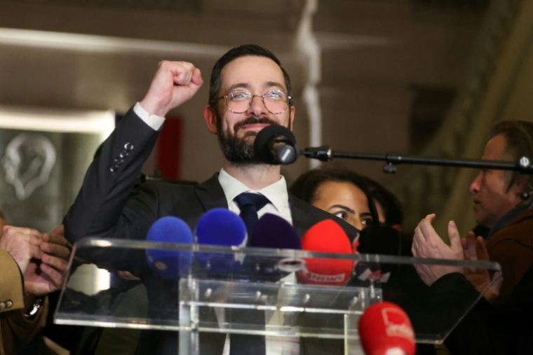 Le député LFI David Guiraud, candidat à la mairie de Roubaix, célèbre sa victoire au 2e tour des municipales, le 22 mars 2026 à Roubaix, dans le Nord ( AFP / Francois LO PRESTI )