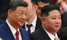 Le président chinois Xi Jinping (à gauche) et le dirigeant nord-coréen Kim Jong Un le 3 septembre 2025 lors d'un défilé marquant la fin de la Seconde Guerre mondiale, à Pékin ( AFP / Jade Gao )