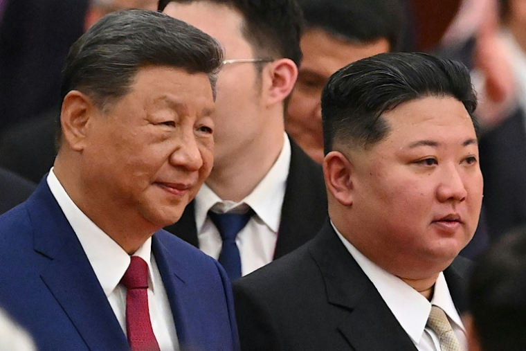 Le président chinois Xi Jinping (à gauche) et le dirigeant nord-coréen Kim Jong Un le 3 septembre 2025 lors d'un défilé marquant la fin de la Seconde Guerre mondiale, à Pékin ( AFP / Jade Gao )