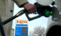 Les prix de l'essence sont visibles dans une station-service, alors que les prix du pétrole et du gaz ont grimpé dans le contexte du conflit israélo-américain avec l'Iran, à Washington