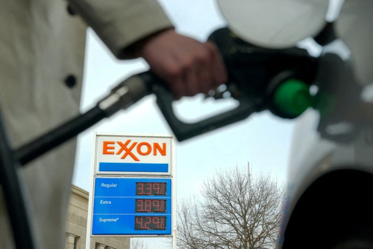 Les prix de l'essence sont visibles dans une station-service, alors que les prix du pétrole et du gaz ont grimpé dans le contexte du conflit israélo-américain avec l'Iran, à Washington