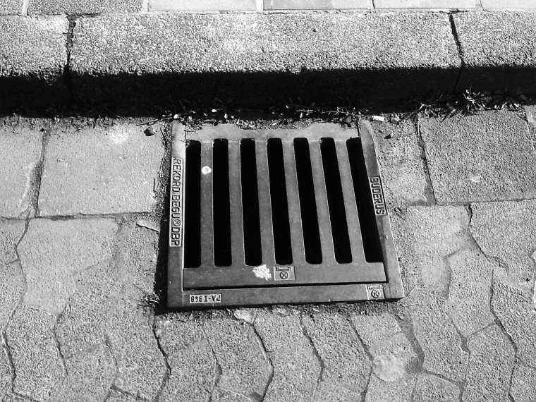 Garer sa voiture sur une plaque d’égouts est en principe autorisé, sauf si un règlement municipal prévoit le contraire. (Illustration) (HolgersFotografie / Pixabay)