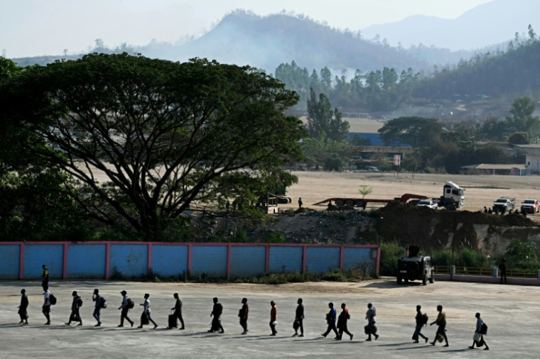 Victimes présumées des centres de cyber-arnaque de Kyauk Khet en Birmanie après avoir traversé la frontière avec la Thaïlande. A Chong Khaep, le 12 février 2025 ( AFP / Lillian SUWANRUMPHA )