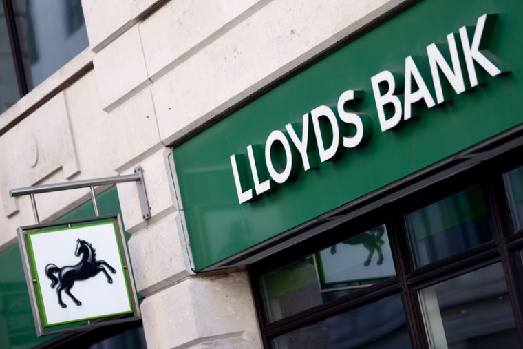 Vue générale d'une enseigne d'une agence de la banque Lloyds