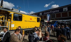 Des visiteurs participant au grand salon ferroviaire Innotrans qui s'est ouvert mardi 22 semtembre 2026 et doit durer jusqu'à vendredi 25 spetembre 2026 ( AFP / John MACDOUGALL )