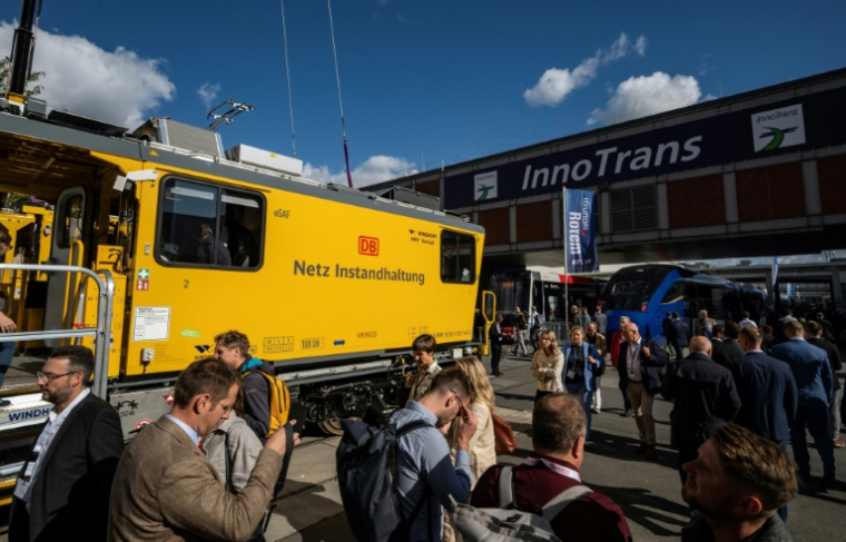 Des visiteurs participant au grand salon ferroviaire Innotrans qui s'est ouvert mardi 22 semtembre 2026 et doit durer jusqu'à vendredi 25 spetembre 2026 ( AFP / John MACDOUGALL )