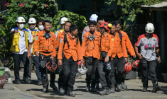 Des membres des équipes de secours quittent le site de l'effondrement de l'internat islamique Al Khoziny à Sidoarjo, dans l'est de Java, le 6 octobre 2025 en Indonésie ( AFP / JUNI KRISWANTO )