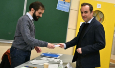 Le Premier ministre Sébastien Lecornu, vote au premier tour des élections municipales, le 15 mars 2026 à Vernon, dans l'Eure  ( POOL / Martin LELIEVRE )