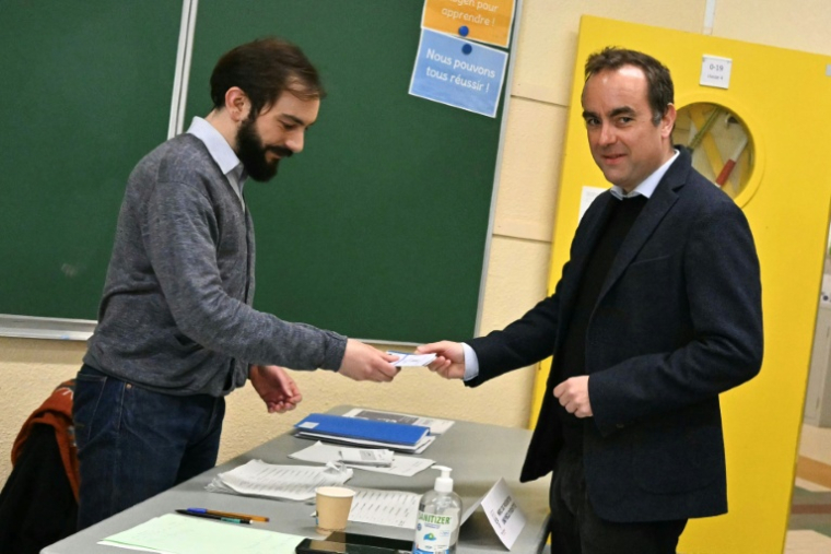 Le Premier ministre Sébastien Lecornu, vote au premier tour des élections municipales, le 15 mars 2026 à Vernon, dans l'Eure  ( POOL / Martin LELIEVRE )