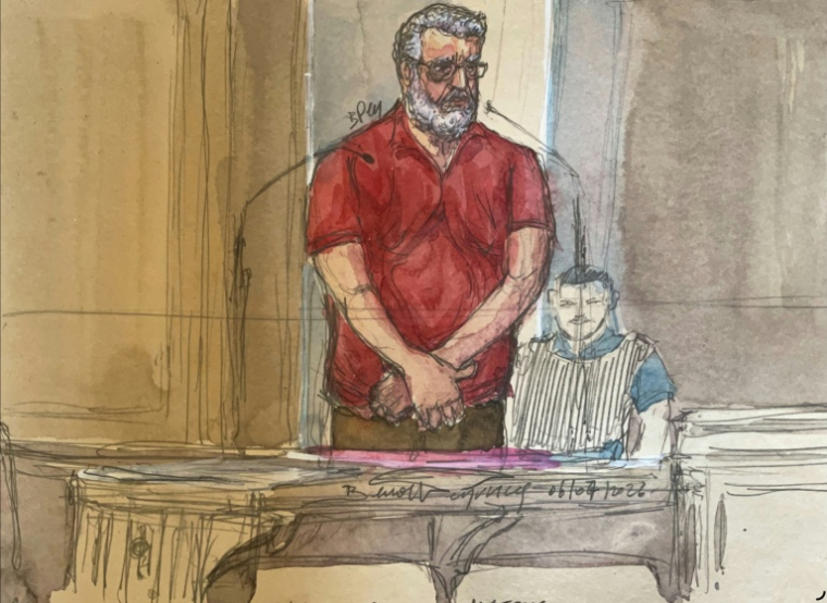Ce croquis d'audience montre Lakhdar Matoug — accusé d'avoir étranglé son épouse comparaissant devant la cour d'assises de Paris, le 6 juillet 2026 ( AFP / Benoit PEYRUCQ )