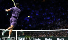 Le Canadien Félix Auger-Aliassime retourne le service du Kazakhstanais Alexander Bublik lors de la demi-finale du Masters 1000 de Paris, le 1er novembre 2025 ( AFP / Dimitar DILKOFF )