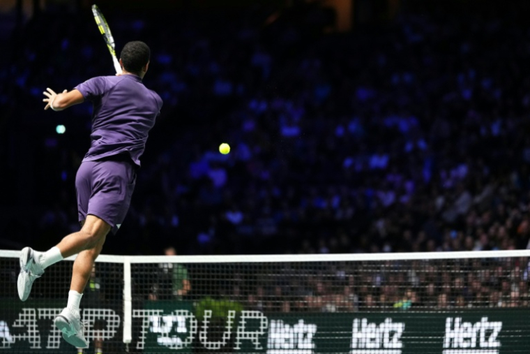Le Canadien Félix Auger-Aliassime retourne le service du Kazakhstanais Alexander Bublik lors de la demi-finale du Masters 1000 de Paris, le 1er novembre 2025 ( AFP / Dimitar DILKOFF )