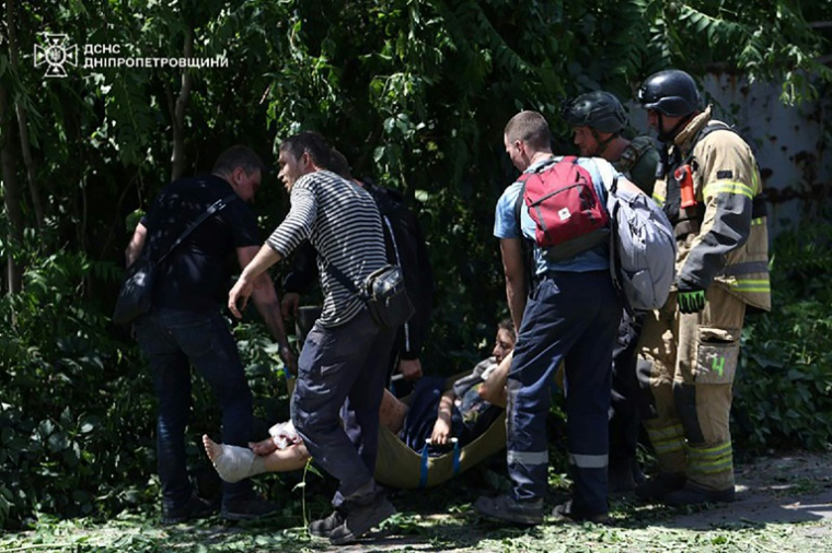 Photo prise et diffusée le 24 juin 2025 par le Service d'urgence de l'État ukrainien de secouristes évacuant une personne blessée après une frappe de missile russe à Dnipro, dans l'est de l'Ukraine ( State Emergency Service of Ukraine / Handout )