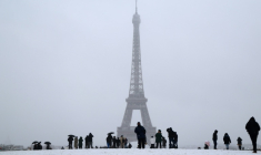 Des piétons sur l'esplanade du Trocadéro enneigée, le 7 janvier 2026 à Paris ( AFP / Ludovic MARIN )
